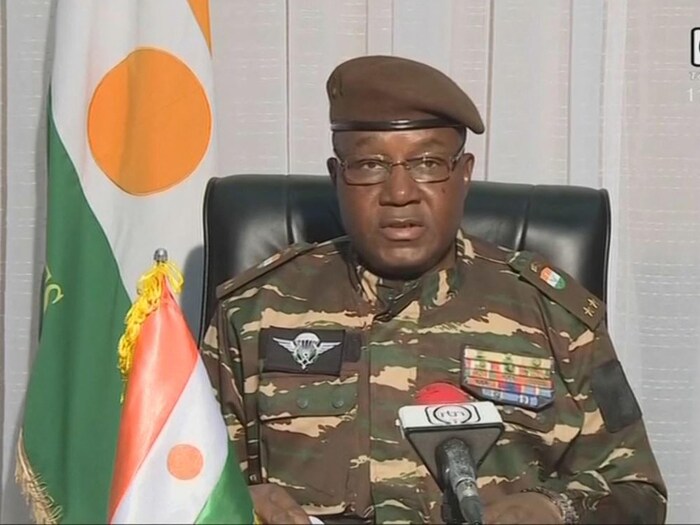 Le général Abdourahamane Tiani lit une déclaration à la télévision.