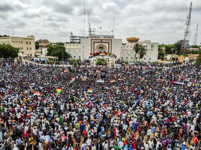 Une foule dense est réunie devant l'Assemblée nationale du Niger.