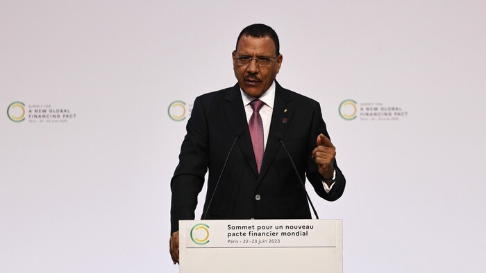 Le président Bazoum parle à une tribune.