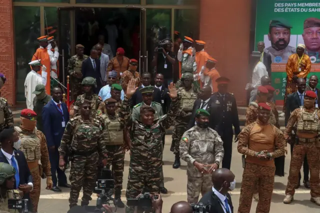 Dirigeants militaires du Mali, du Burkina Faso et du Niger lors d'un sommet de l'AES à Niamey en 2024.
