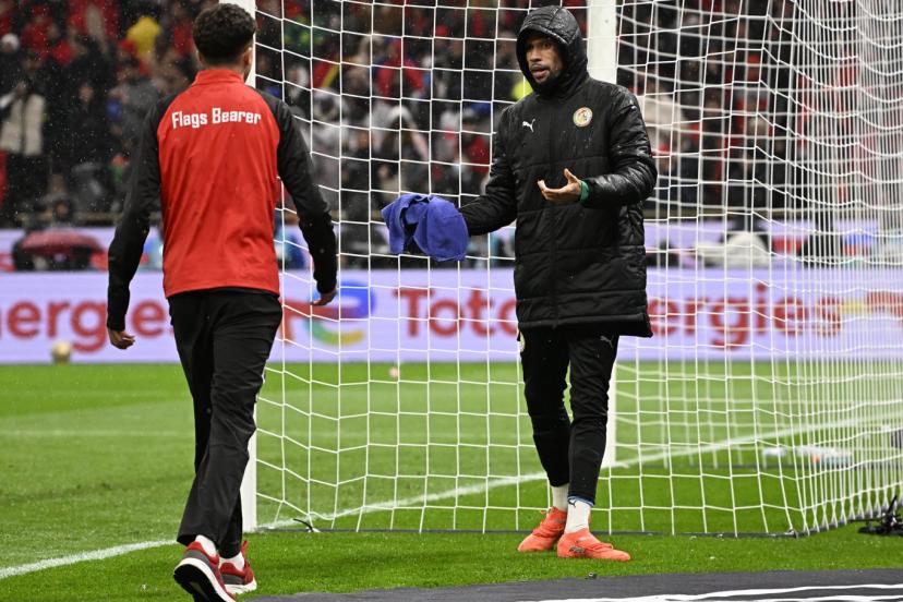 Pendant la finale de la CAN, Yéhvann Diouf a dû s'employer pour conserver la serviette d'Édouard Mendy. (S. Mantey/L'Équipe)