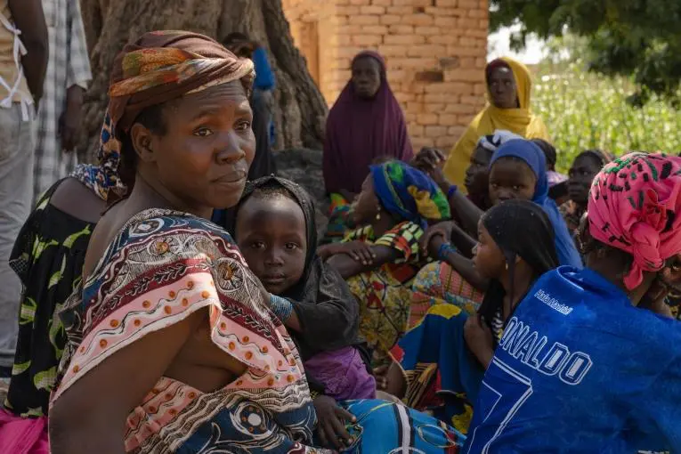 Femme et enfant déplacés dans le centre du Mali, confrontés à des difficultés d'accès aux soins