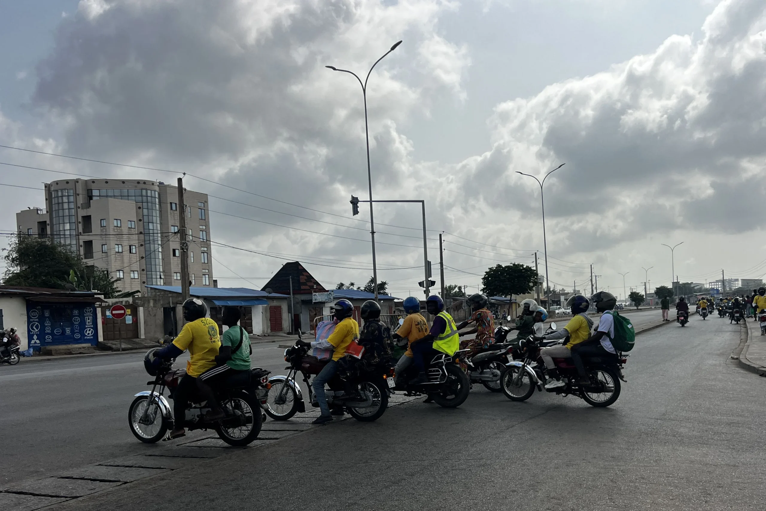 Des motos-taxis transportant des passagers à un carrefour à Cotonou, sur fond de rumeurs d’un possible coup d’État dans le pays