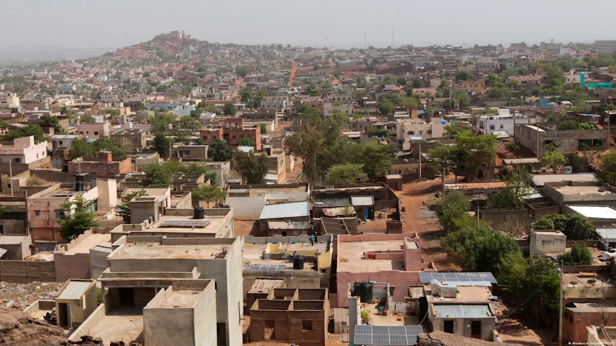 Un bus incendié sur une route malienne bloquant l'accès à Bamako