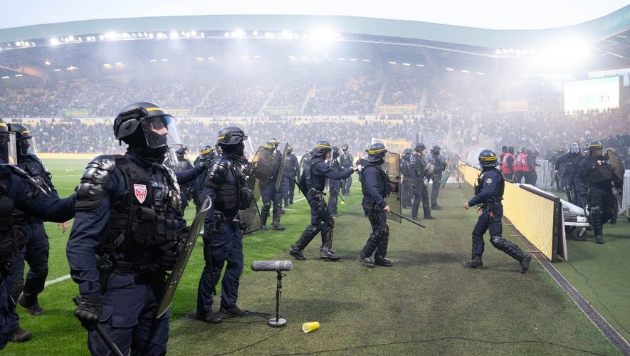 Forces de l'ordre déployées en grand nombre au stade de la Beaujoire pour anticiper les débordements