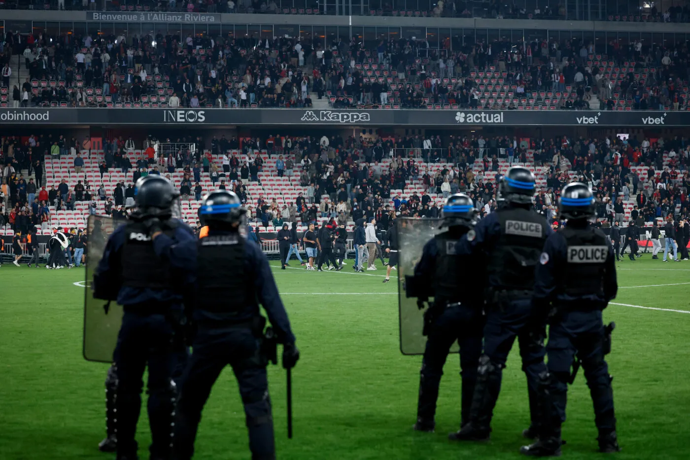 le match de barrage nice-saint-étienne très perturbé par les sanctions