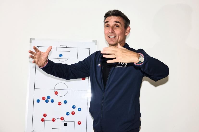 Libérés par l'enjeu d'un match de prestige à Londres, les Lensois avaient un plan de jeu assumé selon Guillaume Warmuz : « couper l'équipe en deux ». Un choix osé porté par la décision de repasser à quatre défenseurs derrière.