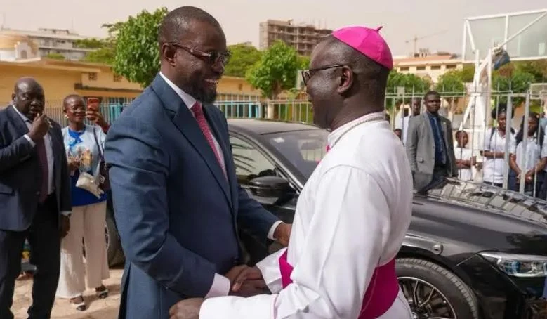 Ousmane Sonko en discussion avec Monseigneur André Guéye à Popenguine