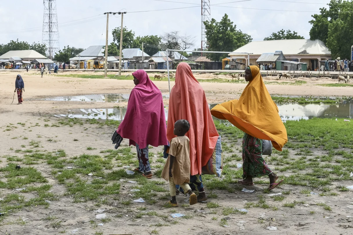 Des survivants et des proches des victimes d'une attaque présumée de Boko Haram marchent à Babban Gide. Au moins 81 personnes sont mortes et plusieurs sont portées disparues après une attaque perpétrée par des djihadistes présumés de Boko Haram dans l'État de Yobe, au nord-est du Nigeria.
