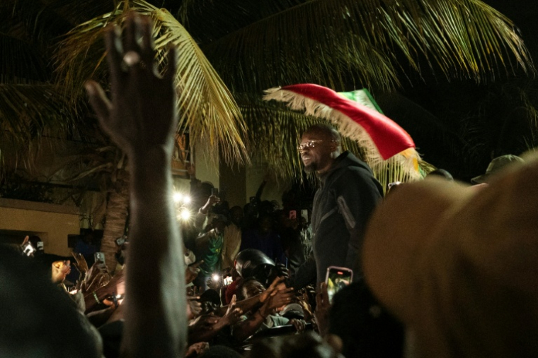 Ousmane Sonko acclamé par ses partisans devant son domicile à Dakar après son limogeage