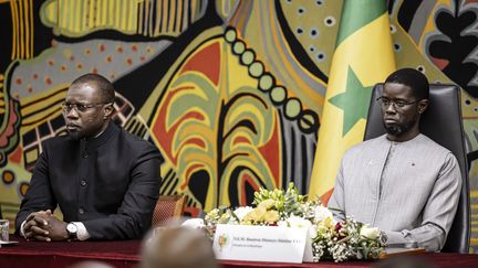 Ousmane Sonko (à gauche) et Bassirou Diomaye Faye (à droite) lors d'une cérémonie au palais présidentiel de Dakar en octobre 2025
