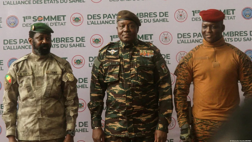 Les dirigeants de l'Alliance des États du Sahel : Goïta, Tiani et Traoré
