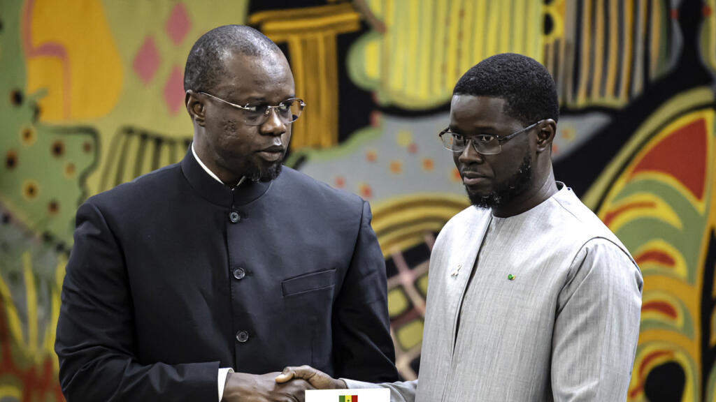 Le président Bassirou Diomaye Faye (à droite) et l'ancien Premier ministre Ousmane Sonko (à gauche) au palais présidentiel de Dakar le 16 octobre 2025.