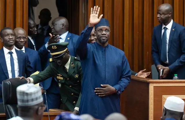 Ousmane Sonko saluant des parlementaires à Dakar en novembre 2025