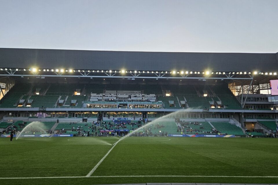 Le stade Geoffroy-Guichard à Saint-Étienne, prêt à accueillir un match décisif en Ligue 1.