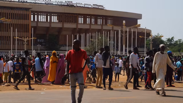 Des Nigériens se réunissent aux abords du stade Général-Seyni-Kountché à Niamey, lors d’une séance de recrutement pour former une milice civile, le 19 août 2023.