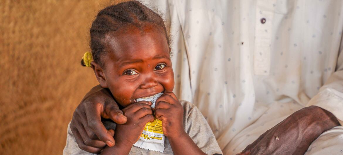 Un jeune enfant africain nommé Naba est montré en train de consommer des compléments alimentaires nutritionnels à Adré, Ouaddai, Tchad.