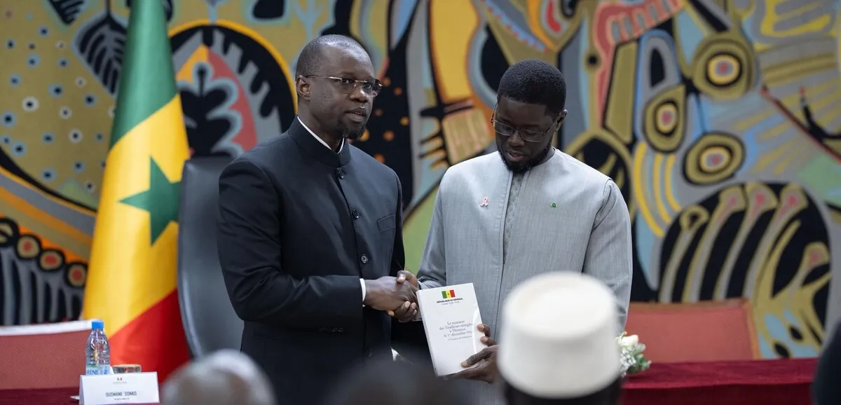 ousmane sonko en tant que président de l’assemblée nationale sénégalaise, entouré de symboles politiques