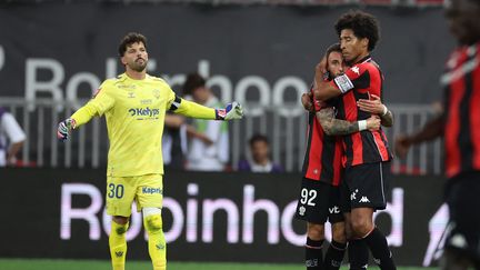 Jonathan Clauss et Dante célébrant un but pour Nice face à Saint-Étienne lors du barrage retour