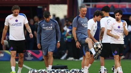 Luis Enrique entouré des joueurs du PSG à la veille de la finale de Ligue des champions à la Puskas Arena de Budapest, le 30 mai 2026