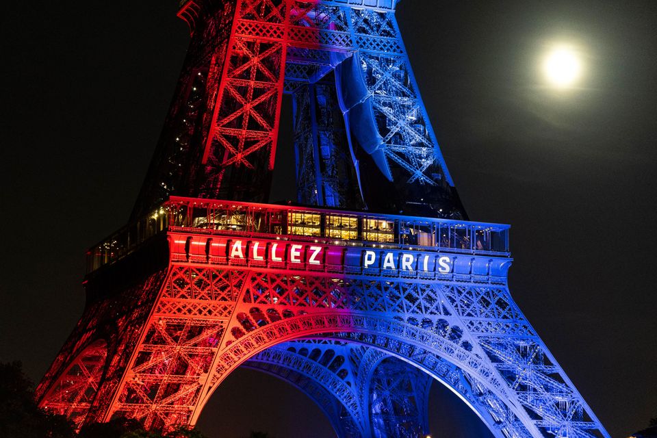 La Tour Eiffel illuminée aux couleurs du PSG avant la finale contre Arsenal
