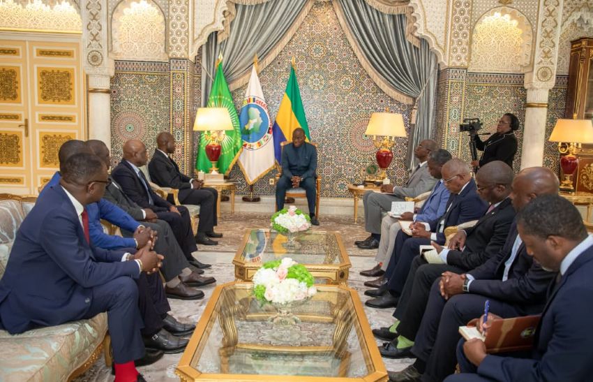 Le président gabonais avec la délégation de Coris Bank