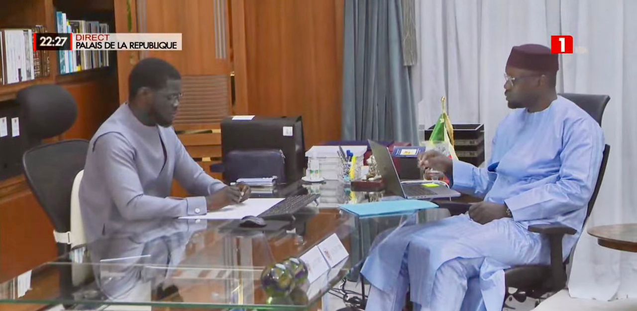 Bassirou Diomaye Faye et Ousmane Sonko lors d'un échange tendu