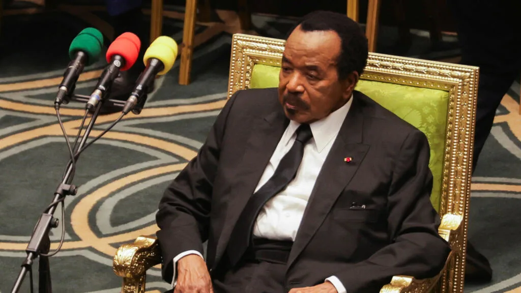 Paul Biya en réunion officielle