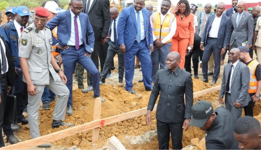 Oligui Nguema inspectant le chantier de Bikélé Nzong
