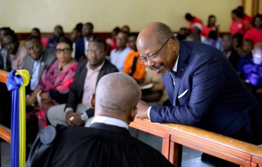 Bilie By Nze entouré de son avocat lors d'un procès à Libreville
