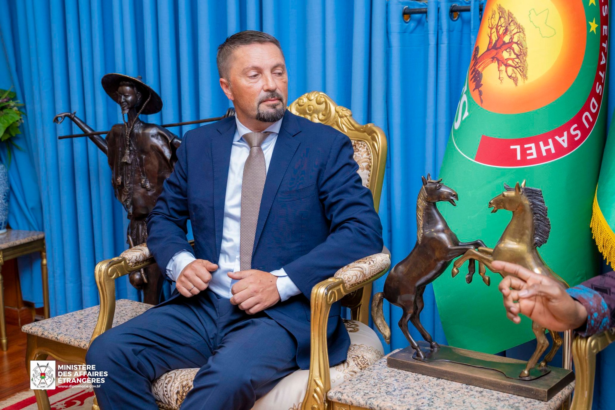 Slavenko Ristic, parlementaire serbe, en discussion avec les autorités burkinabè