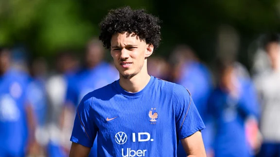 Maghnes Akliouche, joueur en discussion pour un transfert vers le PSG