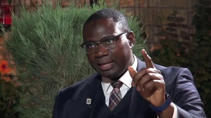 Portrait de Moussa Balla Fofana lors d'une conférence de presse