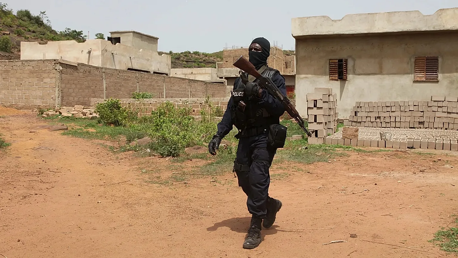 Un policier malien en patrouille près du Campement Kangaba, un site touristique situé aux abords de Bamako