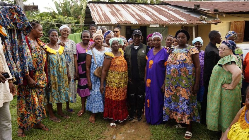 la ministre gabonaise en discussion avec des femmes locales