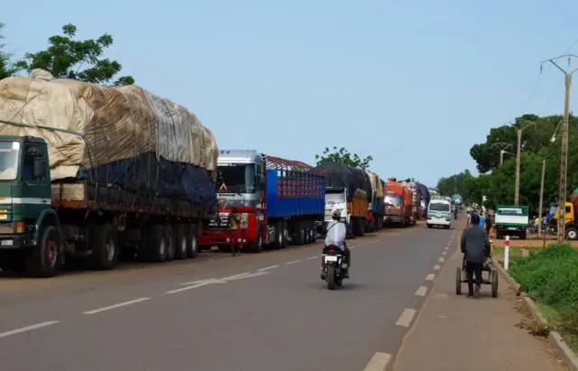 Délégation nigérienne et béninoise lors des négociations à Cotonou pour la réouverture de la frontière