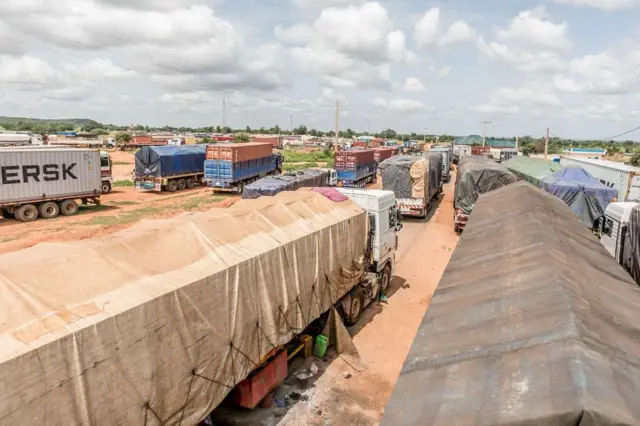 Camions bloqués à la frontière entre le Bénin et le Niger en septembre 2023