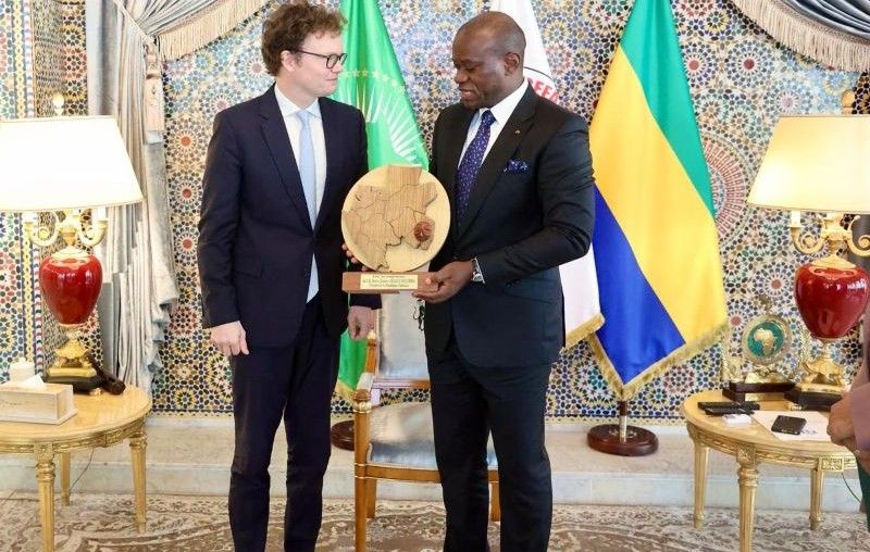 Le président Oligui Nguema et l’ambassadeur britannique Simon Day lors d’une audience officielle