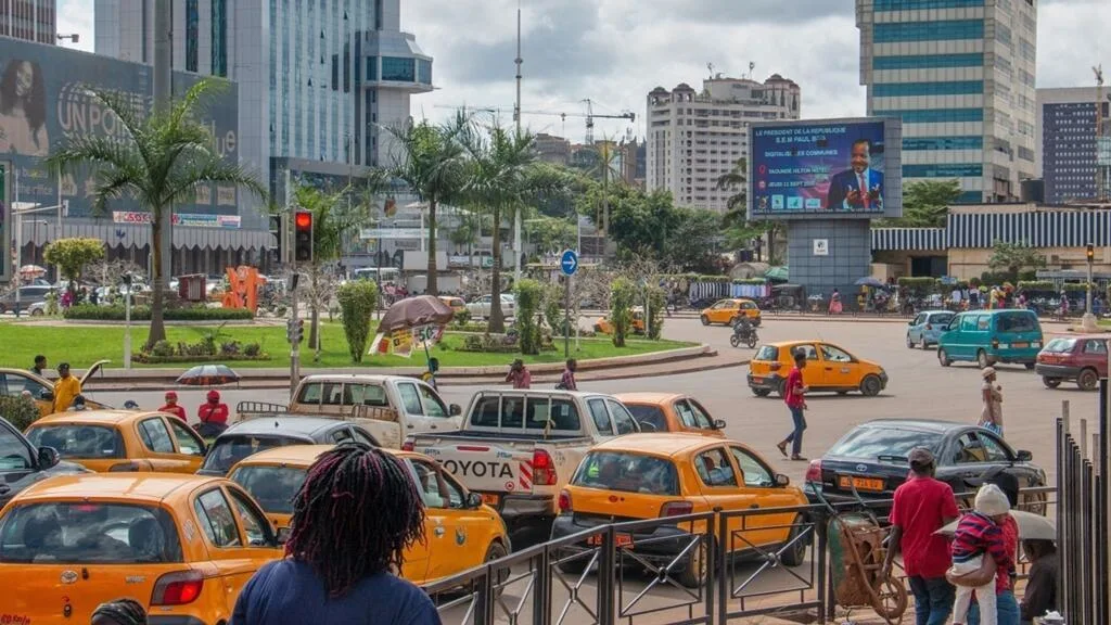 Taxi jaune à Yaoundé lors d'une opération d'enregistrement