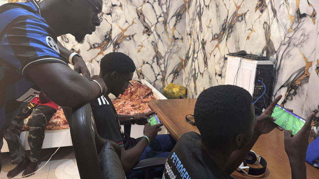 Ibzo en train de coacher les joueurs de l'équipe nationale sénégalaise sur eFootball à Dakar