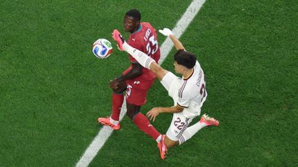 Nuno Mendes et un joueur espagnol en duel lors du match Espagne-Portugal en 8es de finale de la Coupe du monde 2026