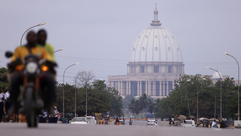 Vue aérienne de la basilique 'Notre-Dame de la Paix' à Yamoussoukro, symbole de la transformation urbaine de la capitale politique ivoirienne.