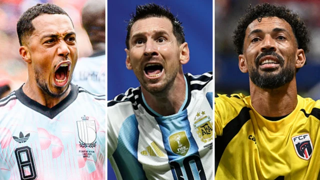 Youri Tielemans en action avec Lionel Messi et Vozinha en arrière-plan