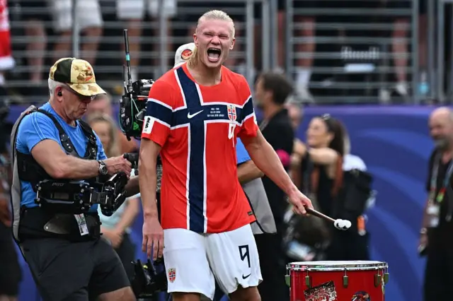 Erling Haaland frappe du tambour après une victoire en Coupe du Monde