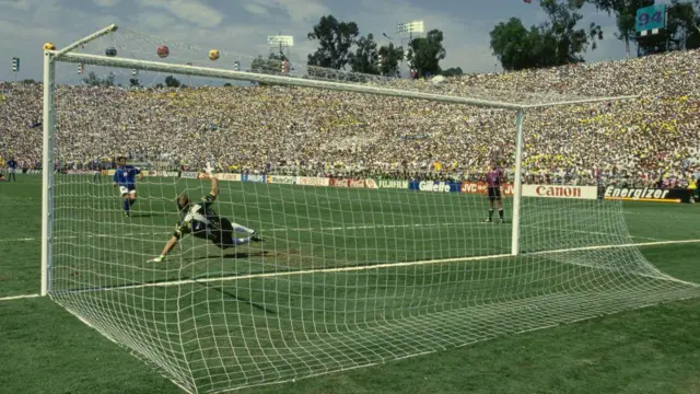 Roberto Baggio rate un penalty en finale de la Coupe du Monde 1994