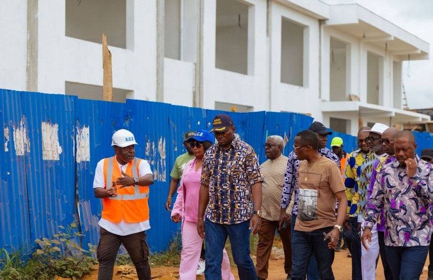 Le Président de la Transition gabonais, Brice Clotaire Oligui Nguema, en discussion avec des habitants de la province du Woleu-Ntem