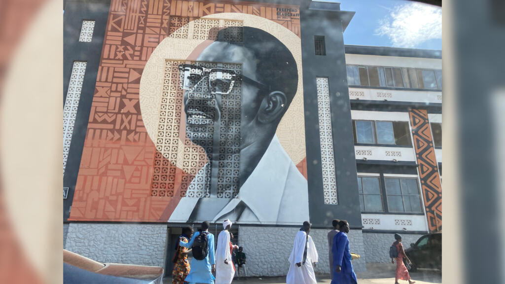 Une fresque murale représentant Cheikh Anta Diop orne l’entrée du campus de l’université de Dakar, en hommage à ce penseur visionnaire.