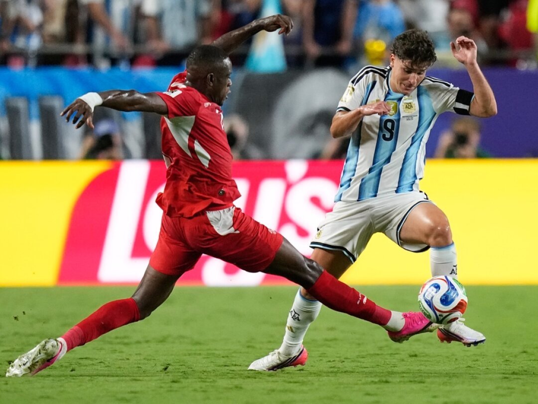Julian Alvarez marque le deuxième but pour l'Argentine.