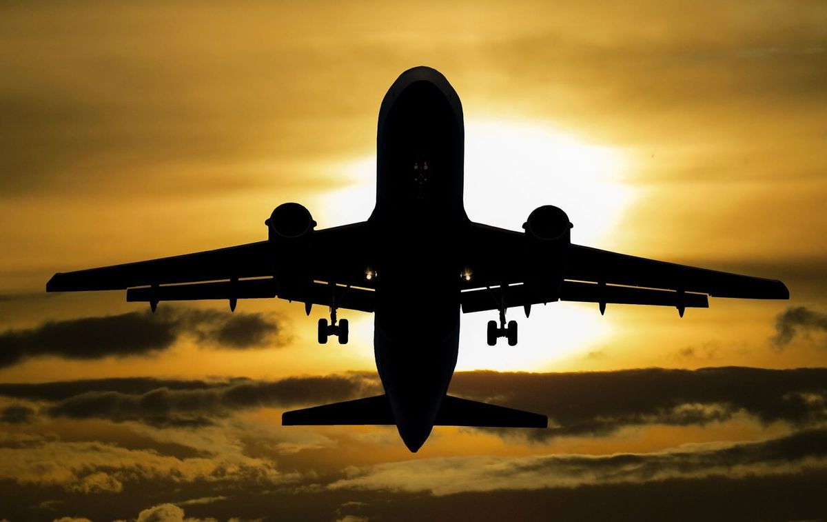 Avion en vol illustrant le projet de liaison aérienne entre N'Djamena et Benghazi