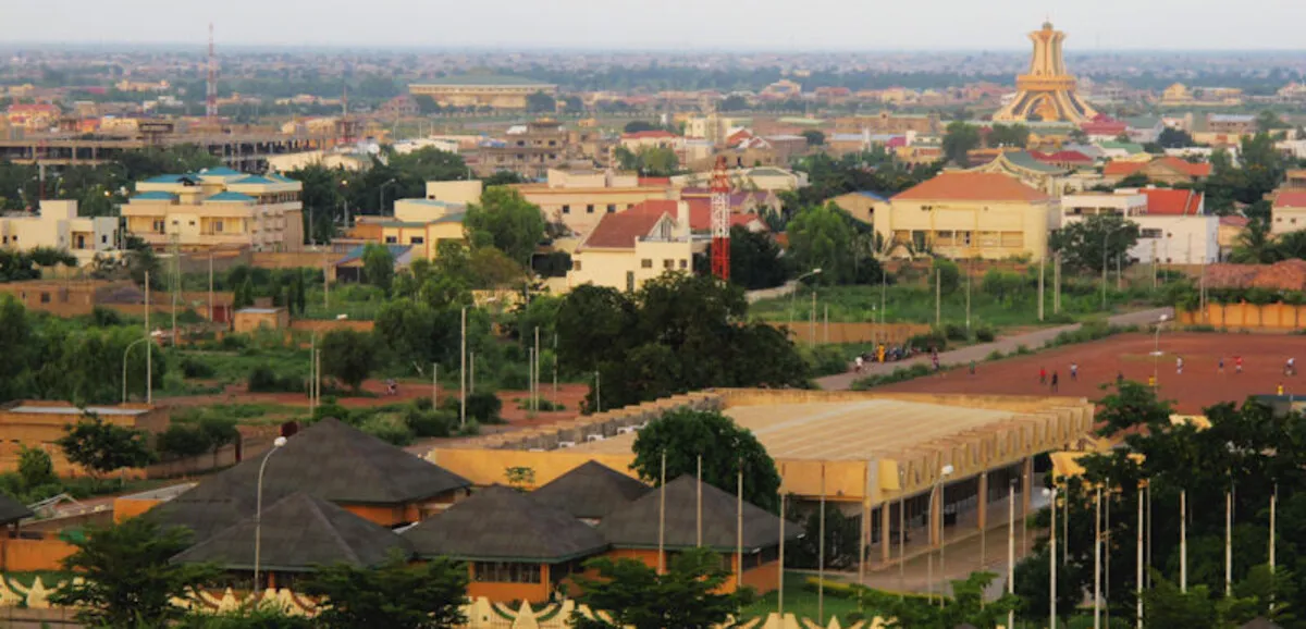 Diplomates burkinabè quittant l'ambassade de France